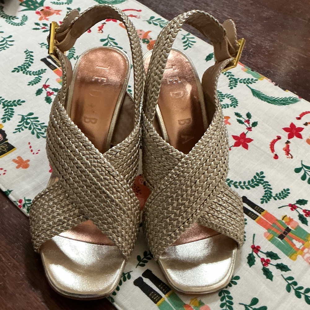 NEW TED BAKER LONDON Elegant Gold Woven Sandals Size 39